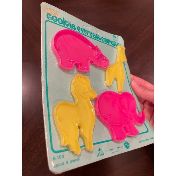 Set of 4 vintage “Cookie Cutter Capers" cookie cutters - Picture 4 of 5